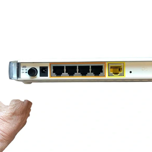 NETGEAR RANGEMAX Wireless Router WON824v377 - Picture 2 of 6